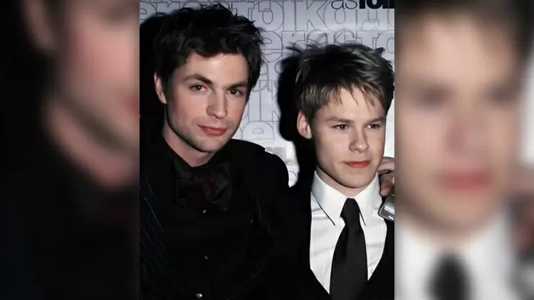 ¿Las personas en las siguientes imágenes son los personajes principales de qué serie de televisión?