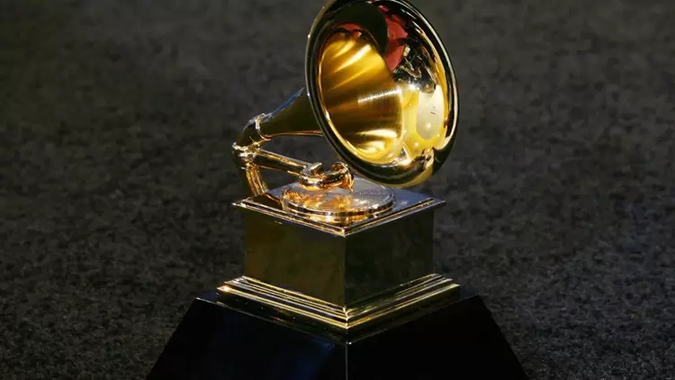  Tienes un buen conocimiento de los Premios Grammy.