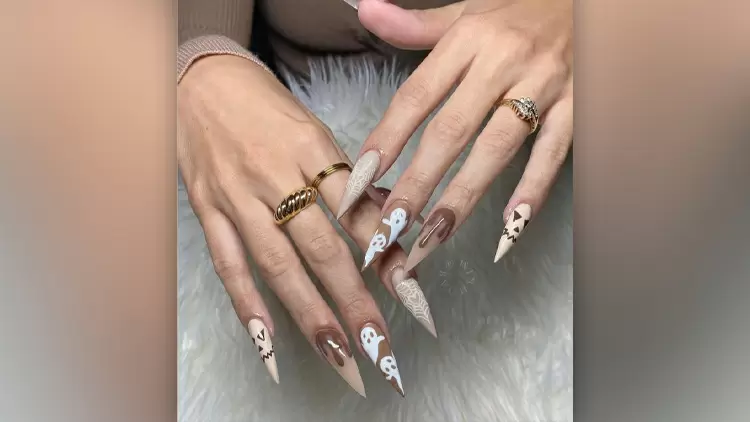 Estas manicuras destilan un aire navideño con sus cálidos colores caramelo y sus sutiles matices. 