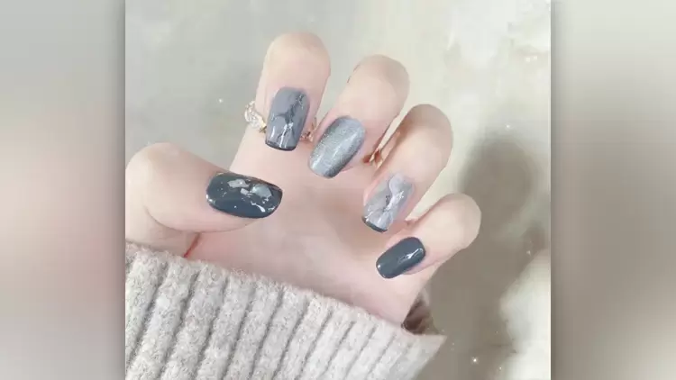 Experimente la frescura de las texturas marmóreas con estas manicuras. 