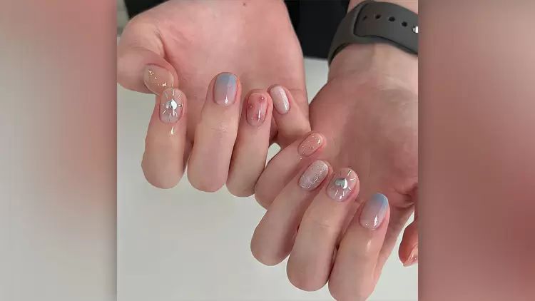 Estas manicuras son todo colores encantadores, traviesos y llenos de vida.