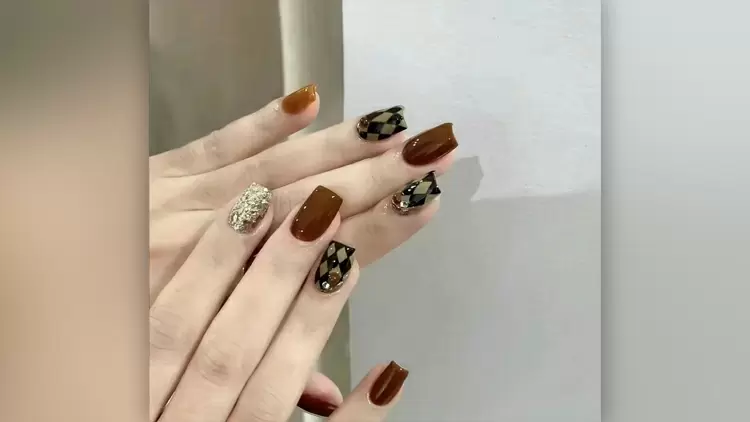 Los clásicos estampados a cuadros y la armoniosa combinación de colores definen estas manicuras. 