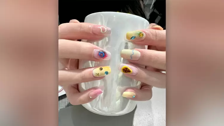 Prepárate para abrazar tu lado juguetón con estas manicuras de colores tan monas y saltarinas.