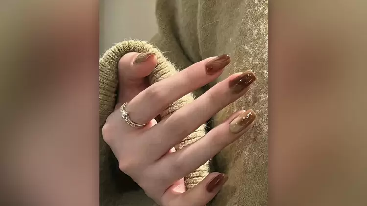 Los clásicos colores caramelo cobran protagonismo en estas manicuras, creando una fuerte sensación de brillo.