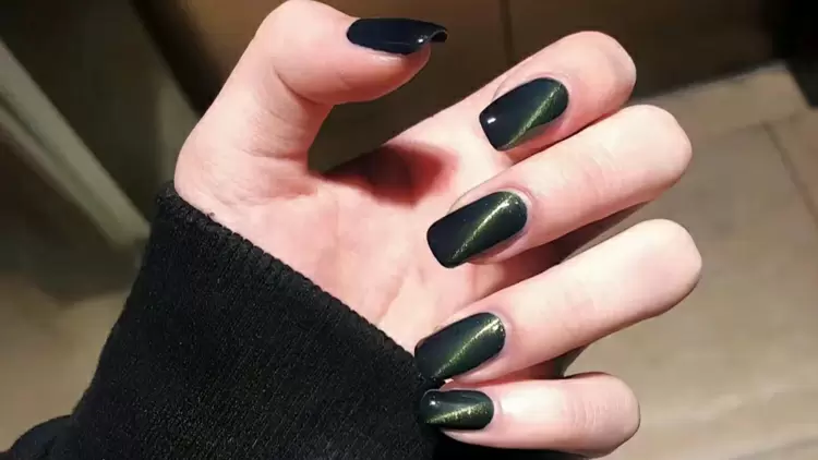 Estas manicuras presentan colores tenues que crean una sensación de distancia y sofisticación.