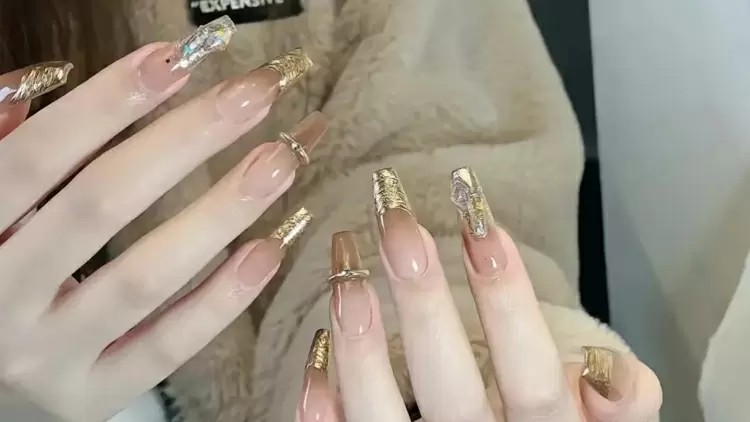 Abrace la sensación aristocrática y lujosa de estas manicuras con su brillo metálico.