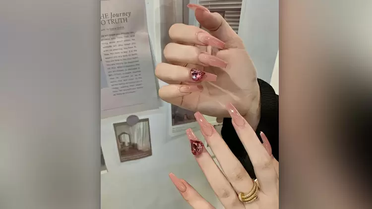 Estas manicuras en tonos rosas ofrecen un aspecto dulce y suave con un acabado brillante.