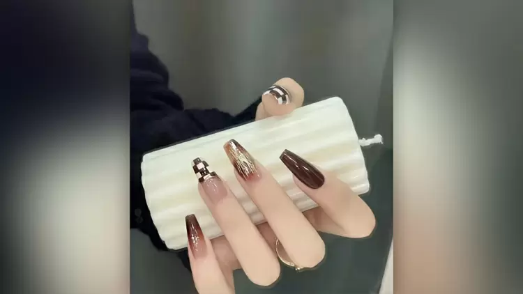 Los clásicos estampados de cuadros escoceses en tonos marrón oscuro definen estas manicuras, creando un ambiente otoñal e invernal.