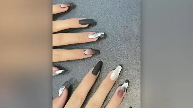 Para las amantes de un look atrevido y vanguardista, estas manicuras de color negro con sentido del diseño son una elección perfecta.