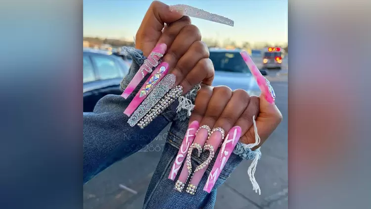 Prepárate para causar sensación con estas manicuras inspiradas en Barbie.