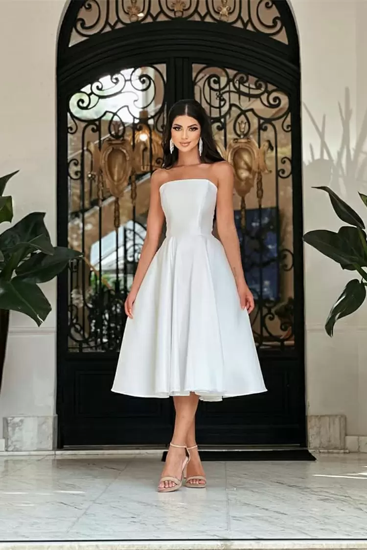 Este vestido de noche blanco puro con faldas vaporosas desprende una elegancia propia de una princesa. 
