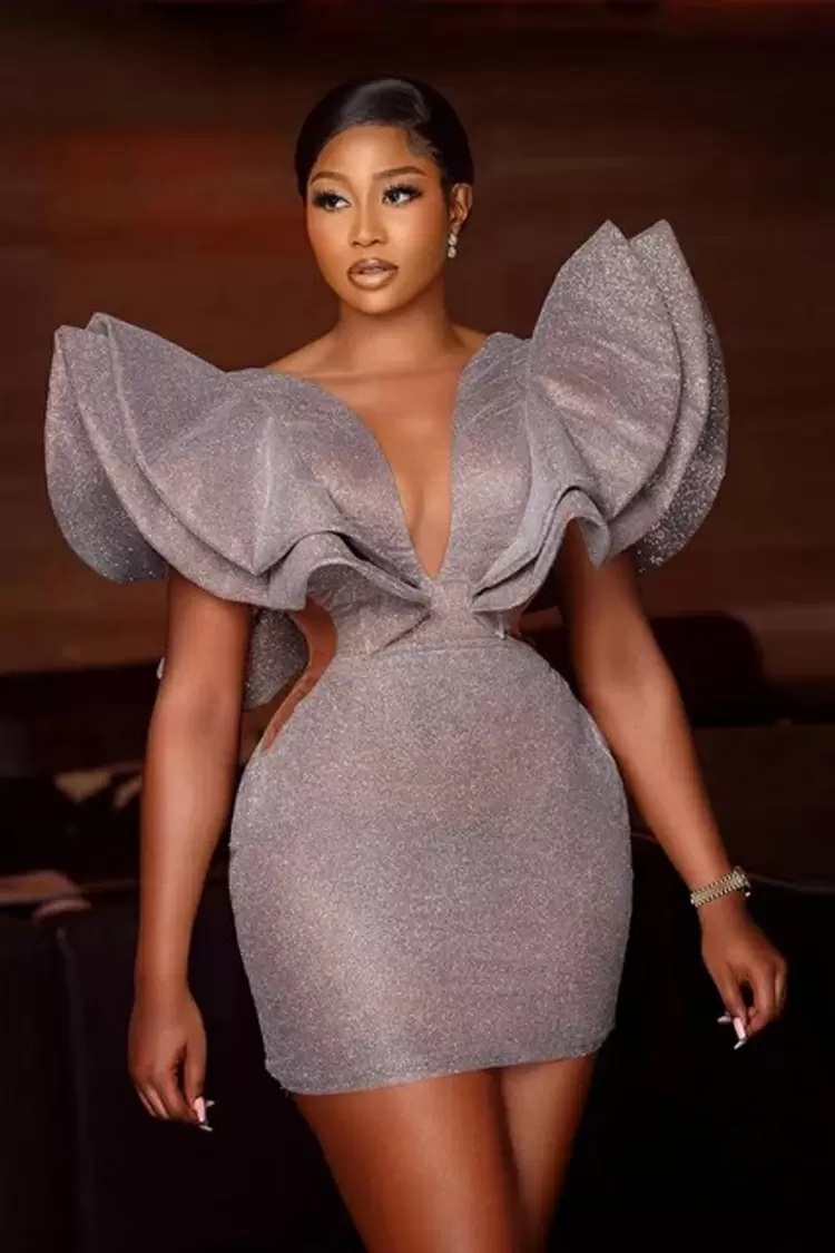 Este vestido de noche de diseño extremo es realmente favorecedor y presenta unos puños exagerados que lo convierten en la presencia más brillante entre cualquier multitud. 