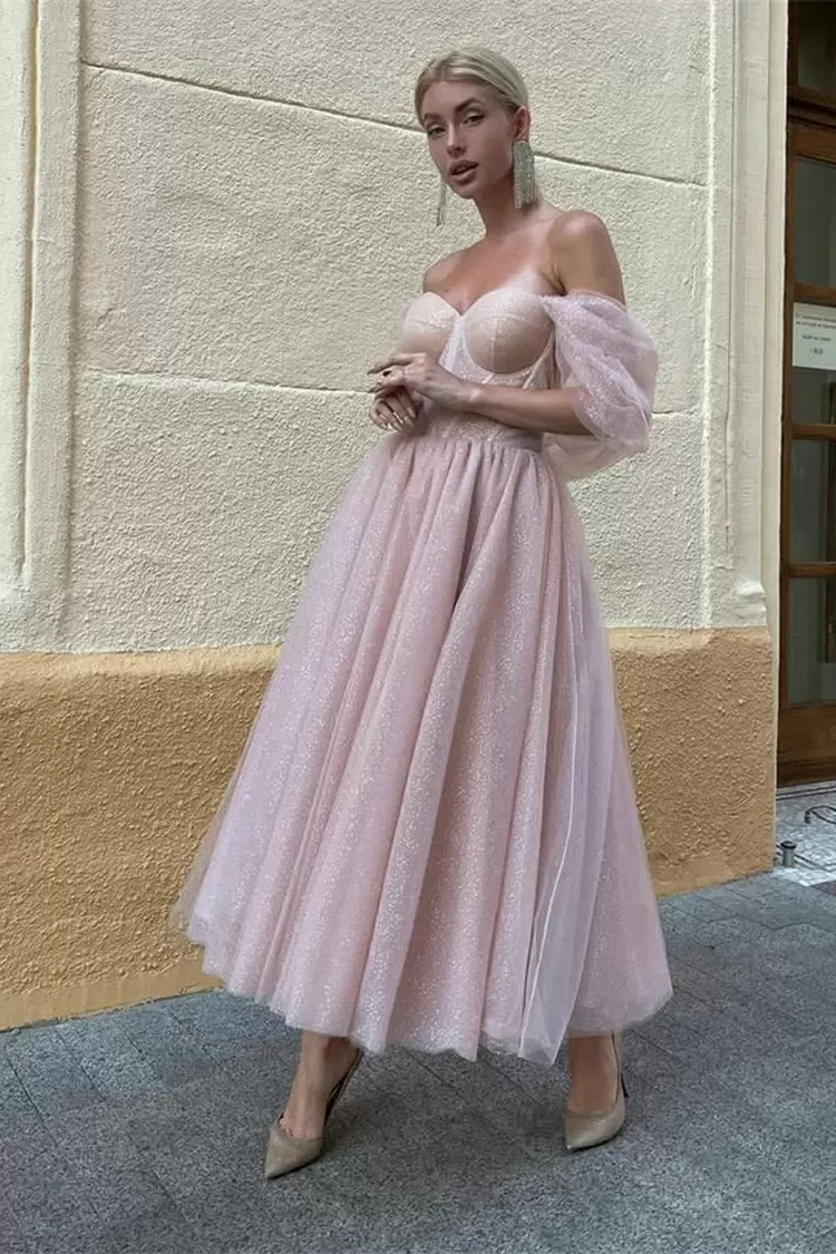 Este vestido de noche estilo princesa en color rosa claro con dobladillo suelto desprende un encanto dulce y coqueto. 