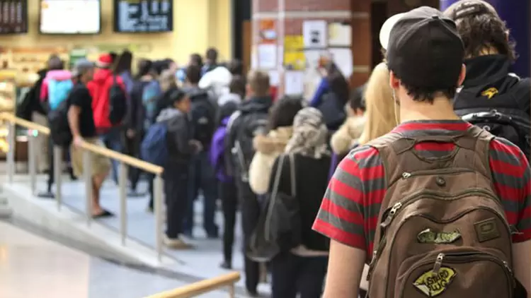  Estás comprando ropa y esperas en la cola para pagar. ¿Qué es lo más probable que hagas mientras esperas?