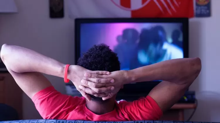 ¿Cuál de los siguientes géneros de películas suena bien para una noche divertida?