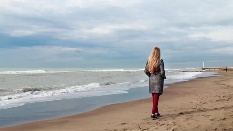 Una chica solitaria caminaba sola por el bosque. De repente, ________________. 