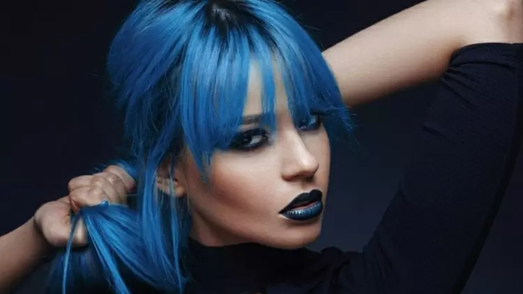  Cabello azul