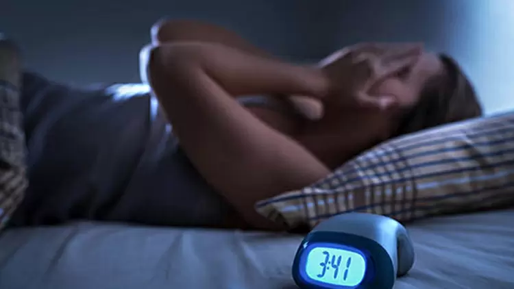 ¿Experimentas dificultades para dormir, como dificultad para conciliar el sueño, permanecer dormido o dormir demasiado?
