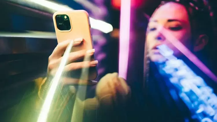 ¿Cómo manejas las luces brillantes y los ruidos fuertes?