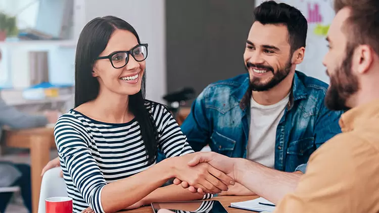 Soy extrovertido y me gusta ser el centro de atención.