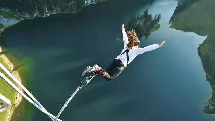 Me gusta hacer cosas emocionantes y excitantes como conducir rápido, hacer puenting y beber, pero soy consciente de lo que hago.