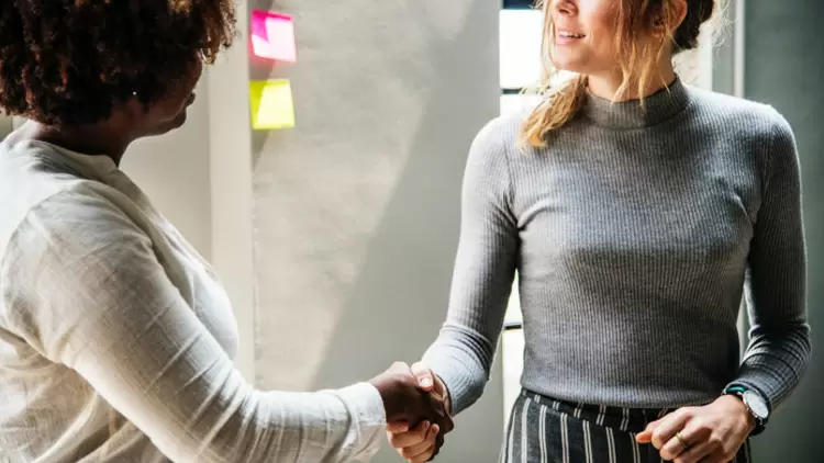 ¿Qué haces cuando estás caminando y te encuentras con alguien que conoces pero no tienes mucha familiaridad? Parece que no te vieron.