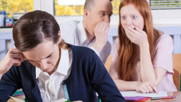 Cuando alguien a tu alrededor está susurrando, ¿te importa de qué están hablando?