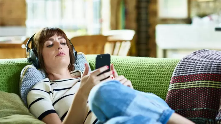 Tienes planeado quedarte en casa durante el fin de semana, pero tu amigo/a te pregunta si quieres salir. ¿Qué decidirías hacer?