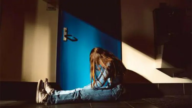 Presentas algunos síntomas de fobia social.