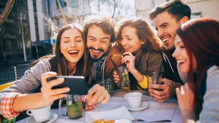 No eres particularmente extrovertido/a, pero no sufres de fobia social.